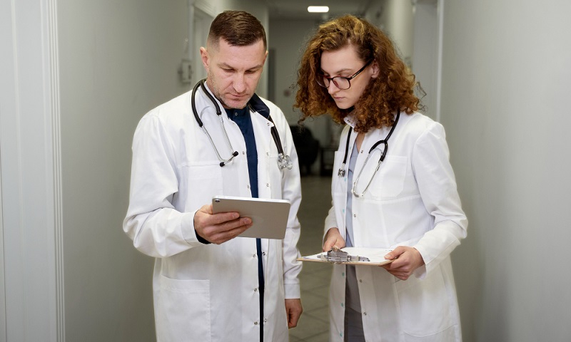 doctors-work-with-tablet